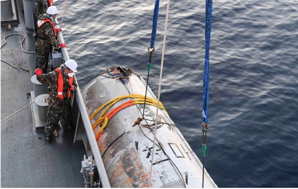 韓國軍方打撈墜毀的朝鮮火箭的部分殘骸/韓國軍方網站