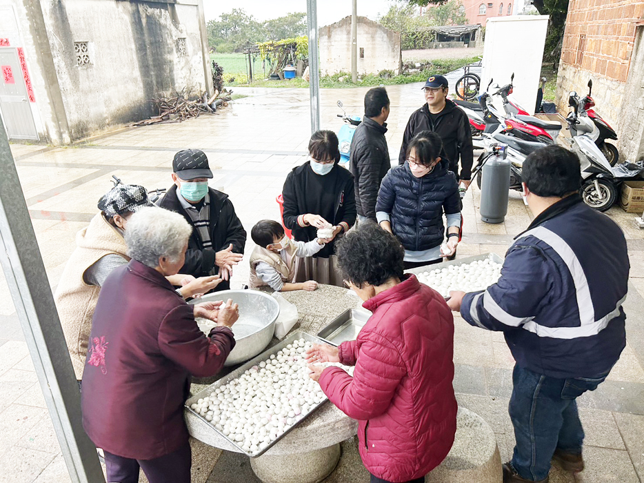 青岐朱府王爺廟前集結善信們，一起搓湯圓，感受元宵年節氣氛。圖/ 金門日報（青岐朱府王爺廟管理委員會提供）