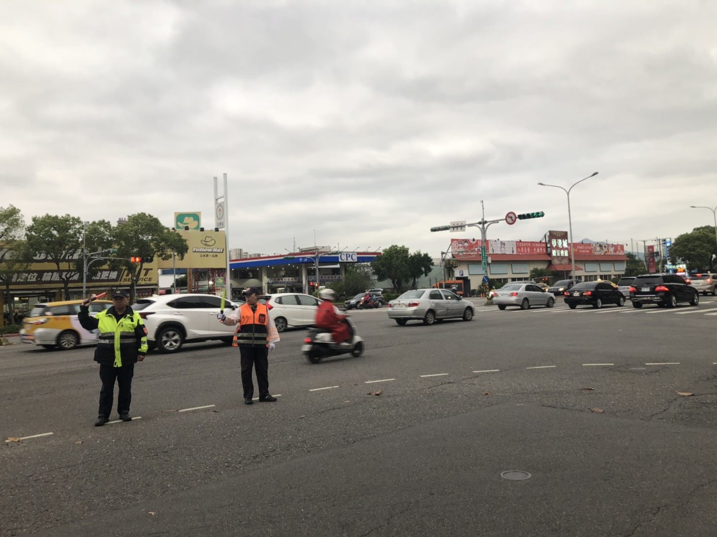 【專欄】貨物沿途散落─ 懲罰高速公路「恐怖份子」! 清明節連續假期,北市加強交通疏導勤務。示意圖/台北市警察局交通警察大隊