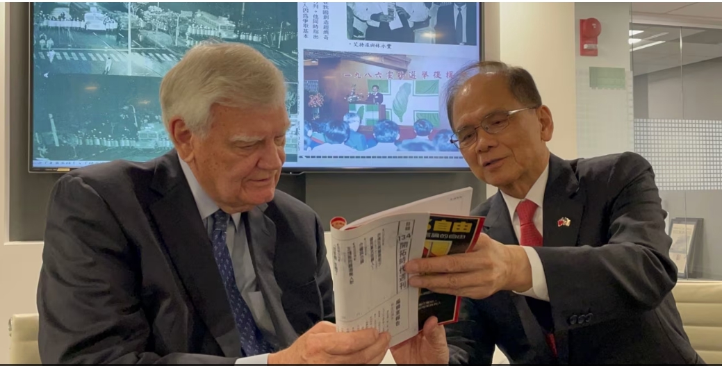 【專欄】關鍵少數與畸零地 (資料照)立法院院長游錫堃(右)與前美國國際民主協會布萊恩·艾特伍德在華盛頓哈德遜研究所話舊事。圖/美國之音