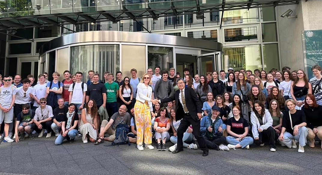 台灣駐德國謝志偉大使與德國眾學生在聯邦議會前合影。擷自謝志偉臉書