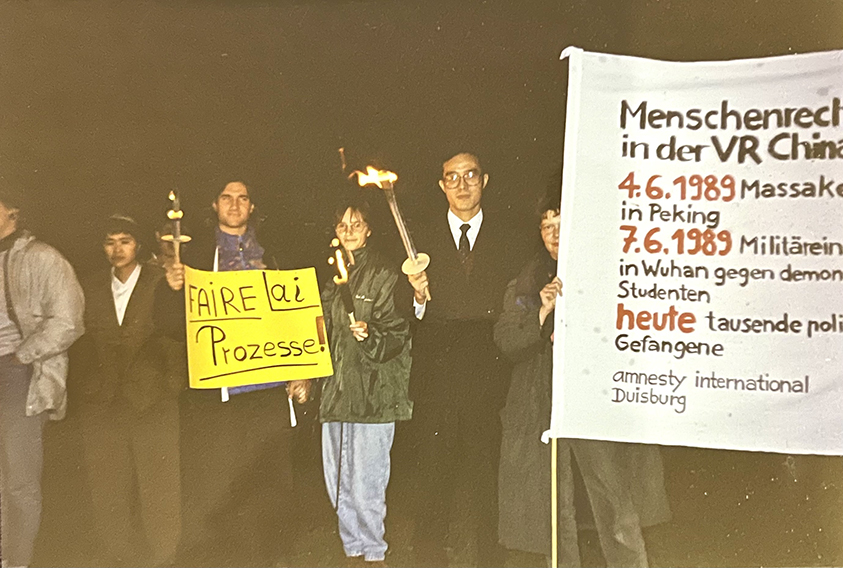 參加1992年10月1日波恩中國大使館前的示威抗議活動。（右2為筆者）