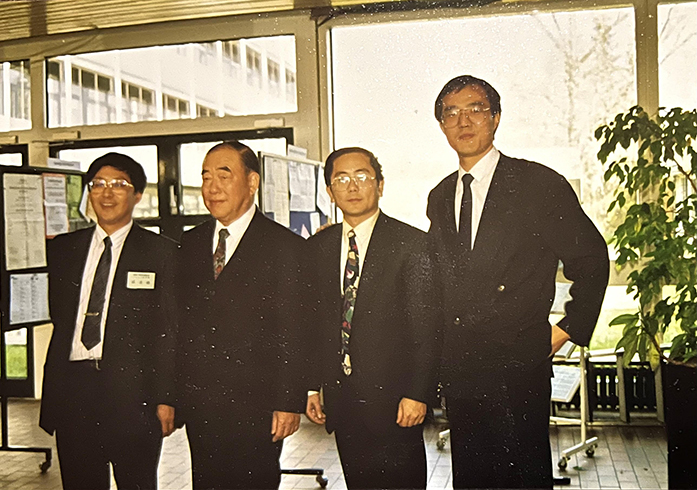 1993年郝柏村訪問德國，在哥廷根（Göttingen）的演講會後留影。（右1為筆者）