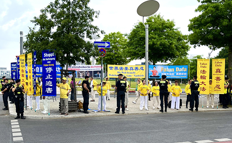 法輪功示威抗議隊伍。（歐洲之聲提供）