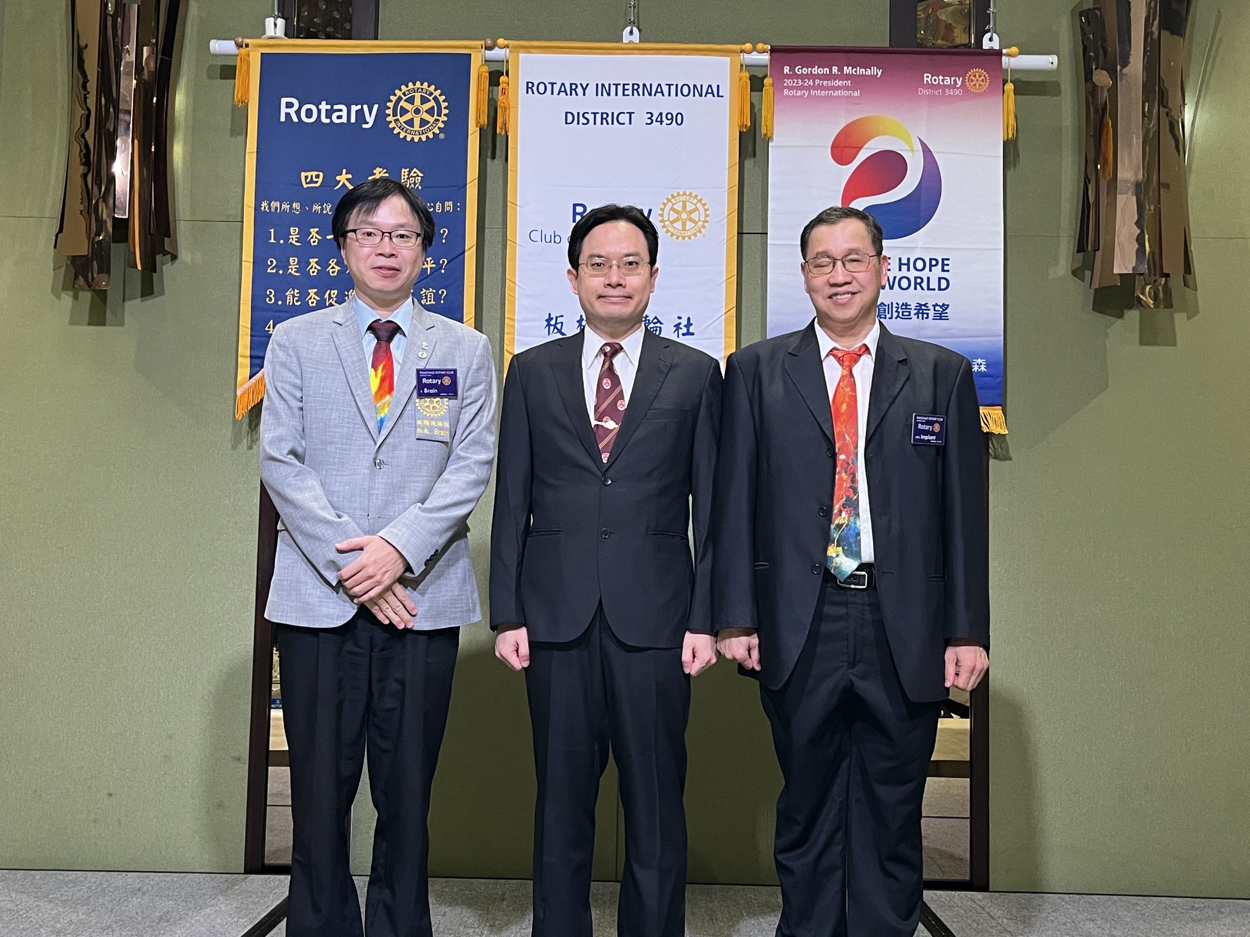 左起：板橋扶輪社社長羅浚晅 Brain、台大醫學院兼任助理教授蔡孝誠、板橋扶輪社節目主委吳培聖 Implant。圖/板橋扶輪社提供