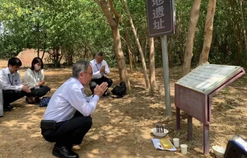 玉城丹尼7月4日赴北京通州琉球國墓地遺址祭拜。（翻拍環球網） 