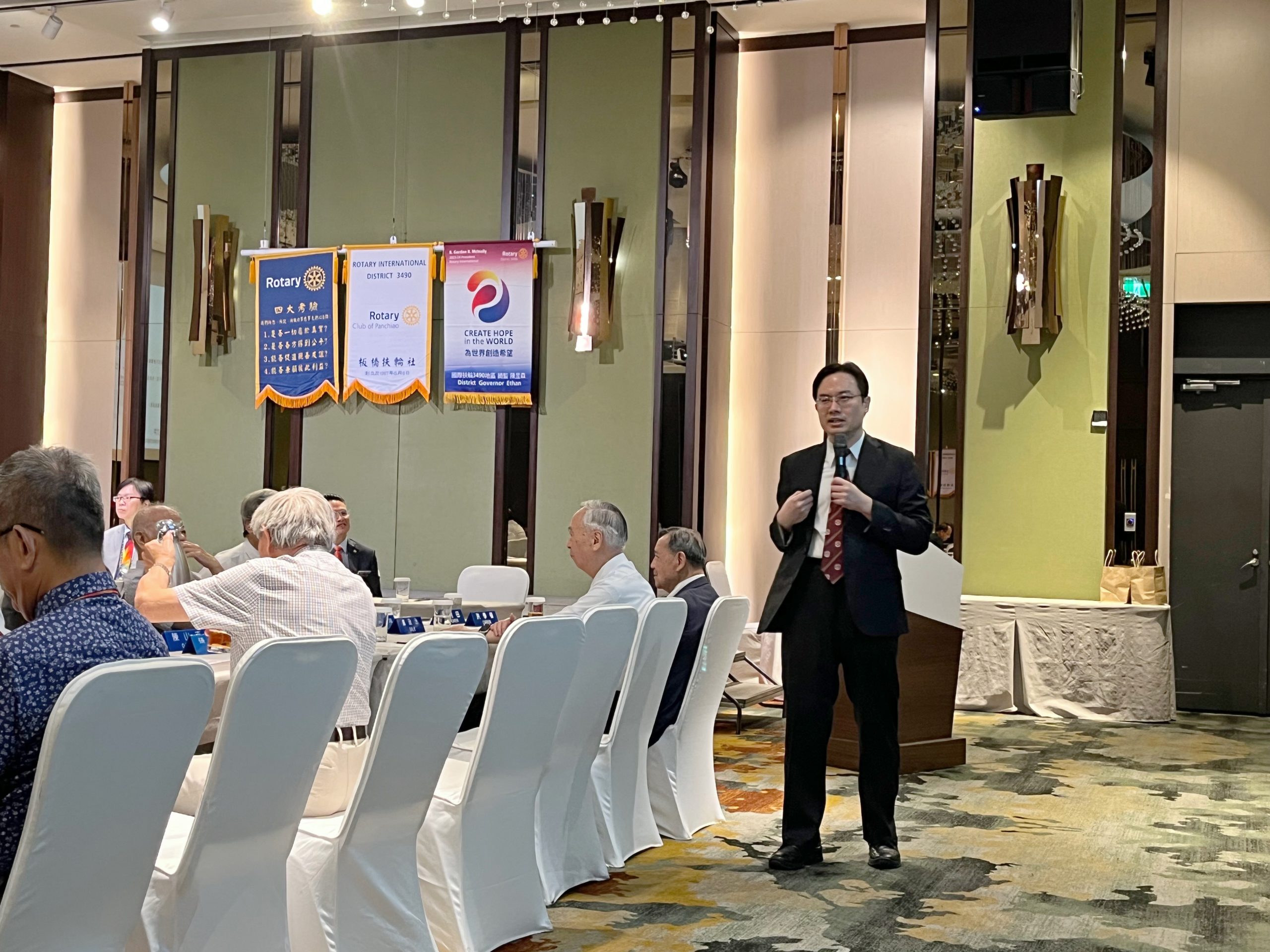 蔡孝誠以淺顯易懂的方式介紹AI技術應用，板橋扶輪社社友反應熱烈。圖/板橋扶輪社提供