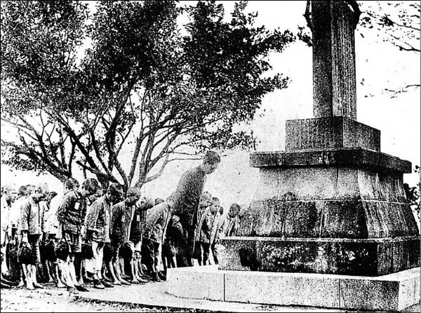 表忠碑。詹明儒取自三峽區公所編印《認識三峽─歷史篇》。