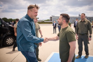 拜登指烏克蘭尚未準備好加入北約 澤連斯基迎接“亞速營”被俘的幾名指揮官/烏克蘭總統府官網