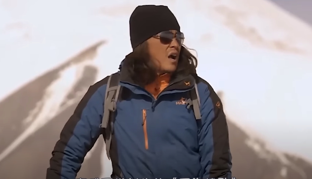 刀郎的「西海情歌」、「2002年第一場雪」、「披著羊皮的狼」震驚樂壇/you tube畫面