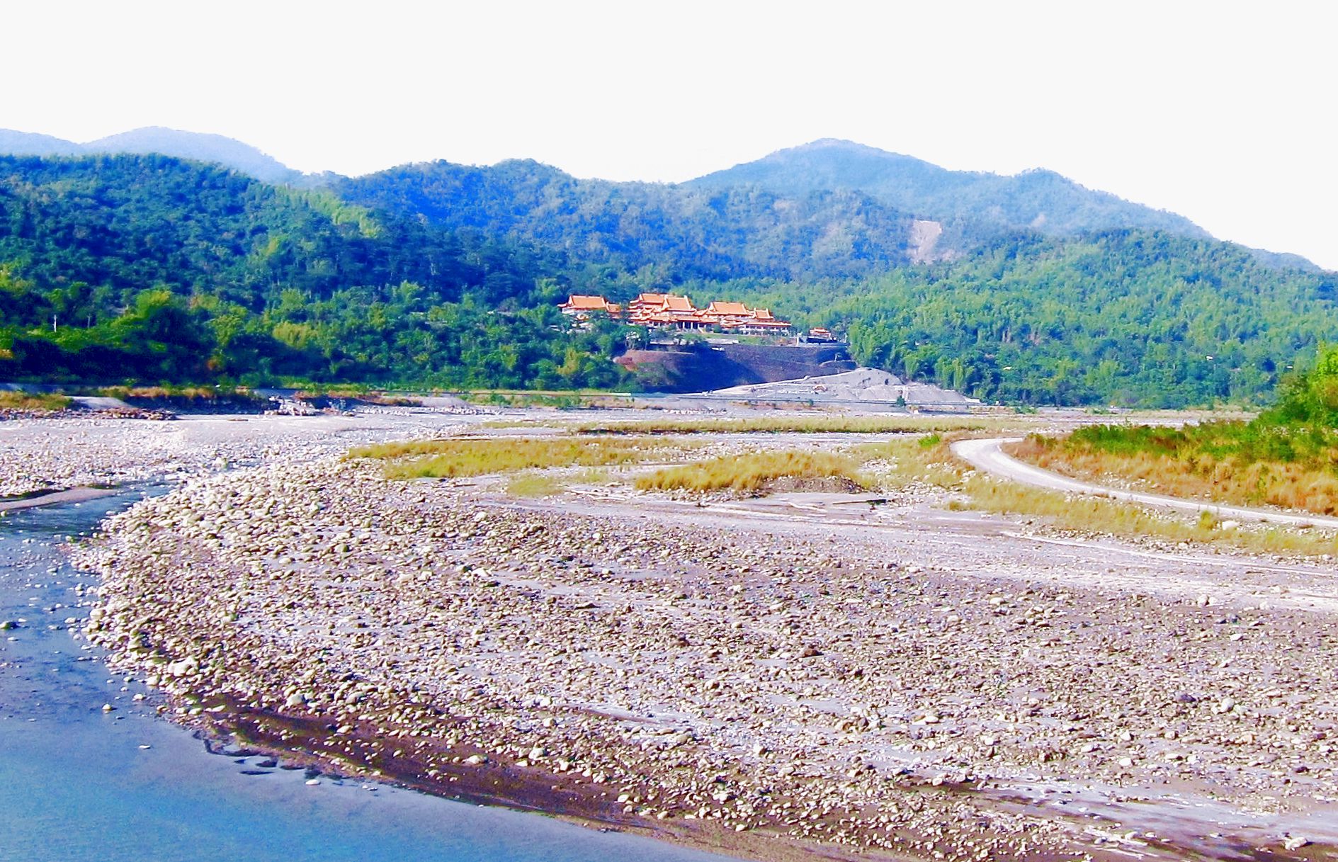 《詩寫台灣》 開始想「詩寫台灣」的〈諦願寺看六龜〉詩 六龜大橋北看坐北朝南的諦願寺 呂自揚攝影