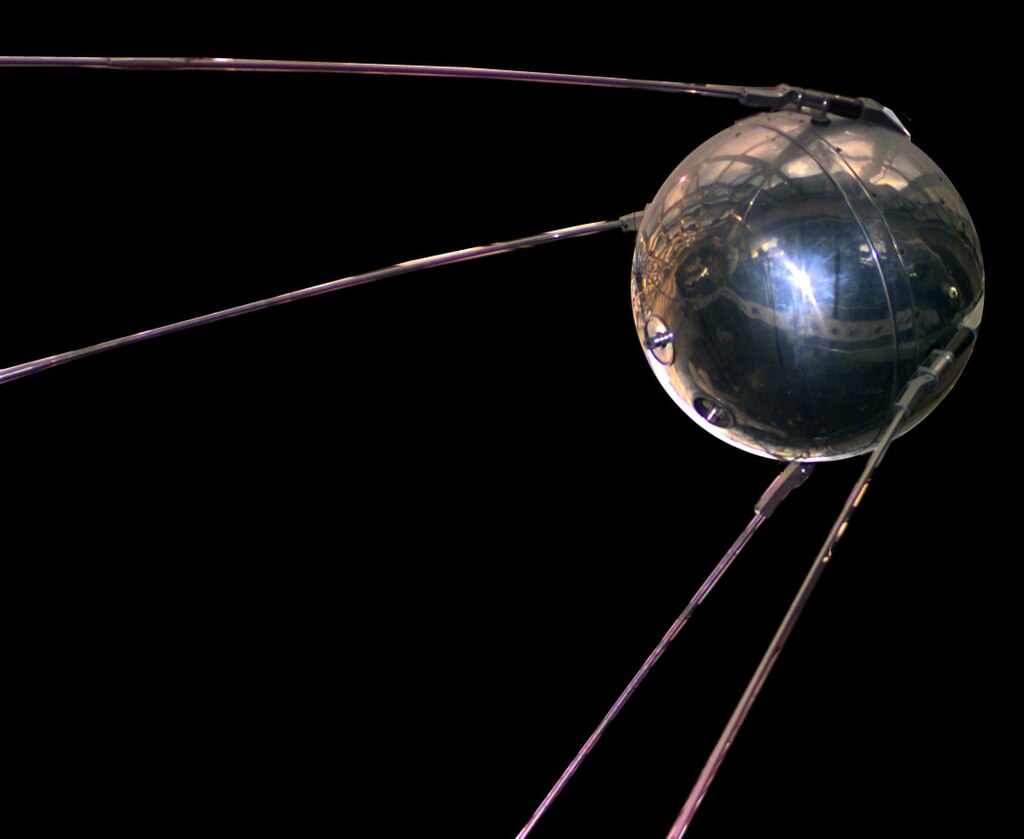 1957年，蘇聯發射人類第一顆人造衛星「史普尼克」(Sputnik)進入運行軌道，不過是曇花一現，圖/維基
