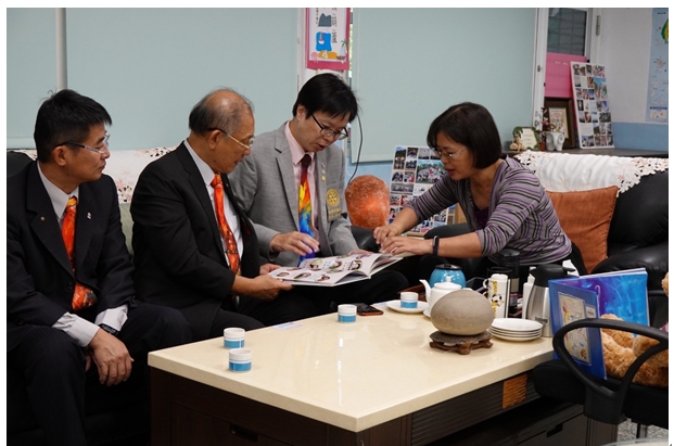 瑞濱國小李瑩映校長與板橋扶輪社分享治校的各項理念。圖：板橋扶輪社提供