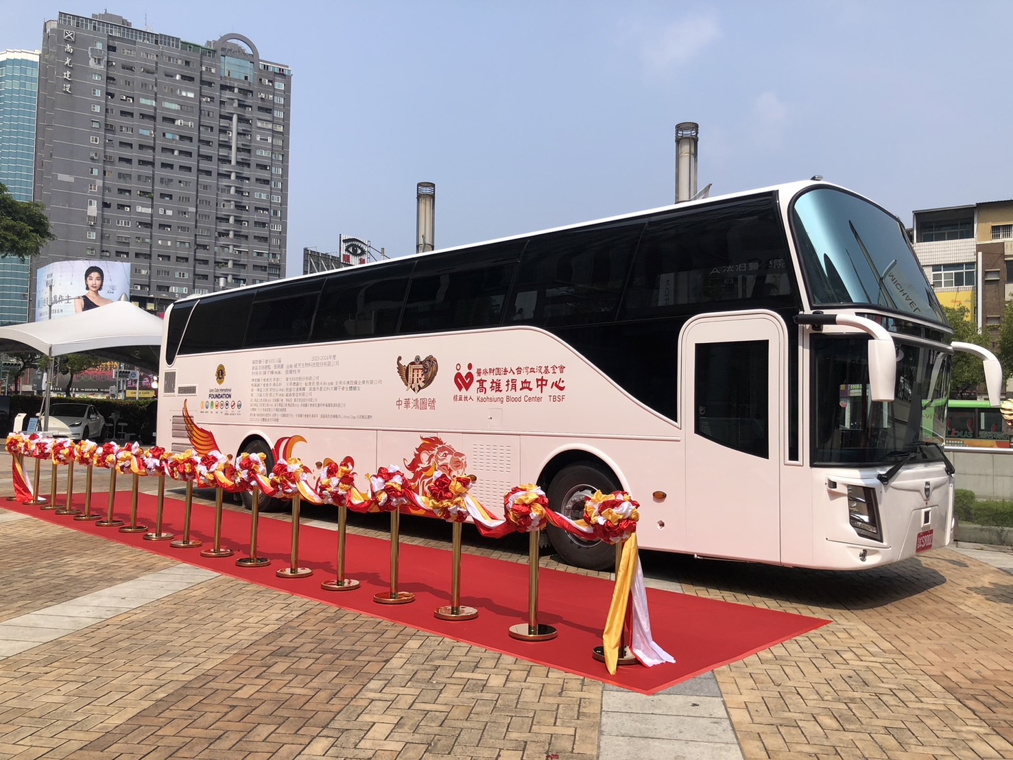 國際獅子會300E5區打造全亞洲第一台VOLVO大型油電捐血車　捐贈高雄捐血中心