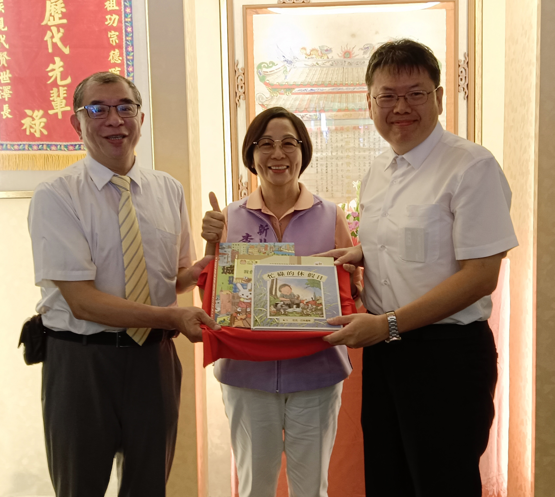 中華民國圖書出版事業協會理事長楊蓮福捐贈書籍給蘆洲區成功國小蔡建文校長。（攝影∕記者鄭松維）