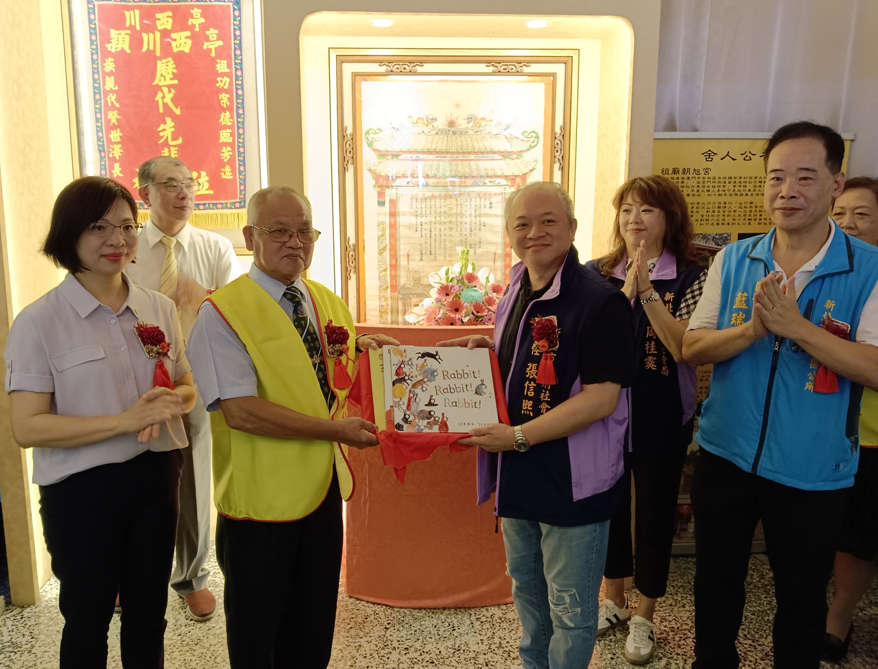 贈書儀式在五股區長藍瑞珉（右1）、立法委員林淑芬（左1）、社會局周桂䨍科長（右2）的見證下溫馨進行。（攝影∕記者鄭松維）