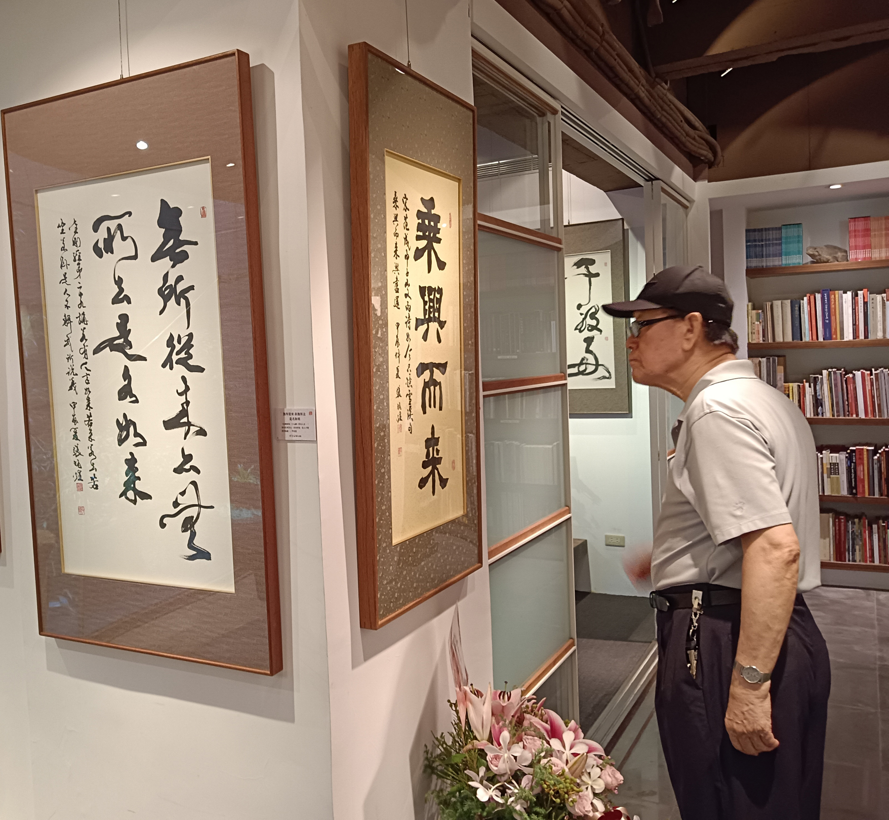 前中華民國漫畫學會理事長金開鑫觀賞張炳煌書法《乘興而來》（攝影∕記者鄭松維）