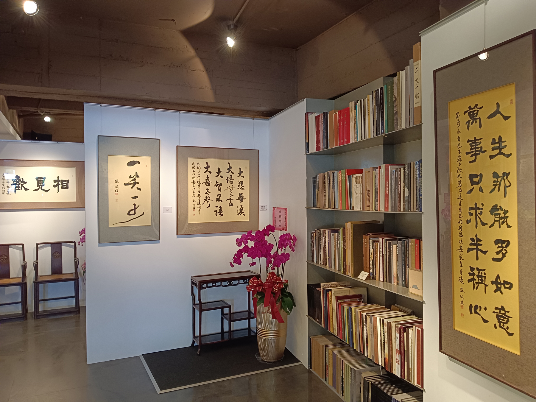 居意古美術的展場以文人空間為主軸，雅致的陳設與行雲流水的書法相互襯托。（攝影∕記者鄭松維）