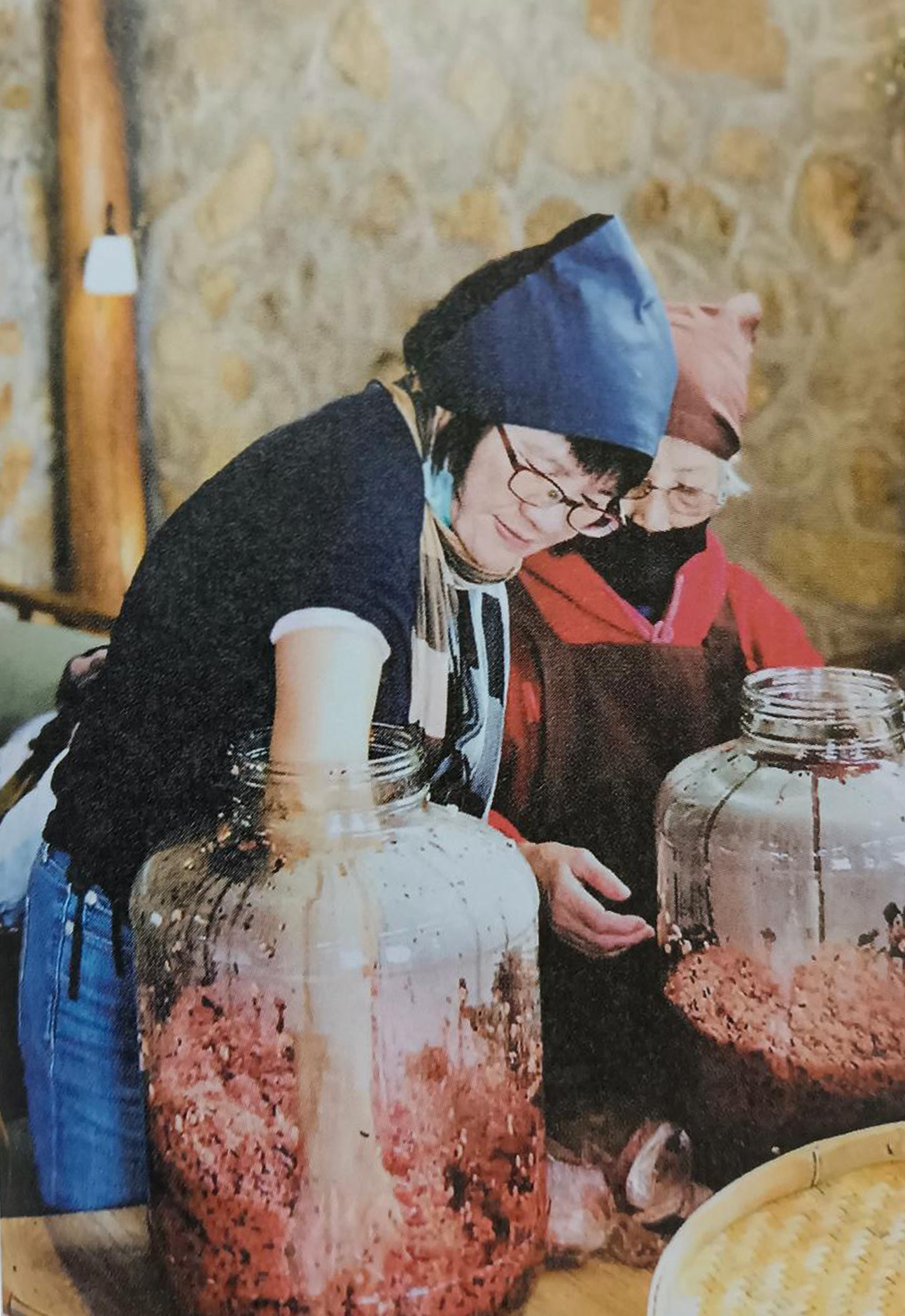 釀一罈馬祖老酒，暖身也暖心。（圖翻拍自《走馬》內頁）