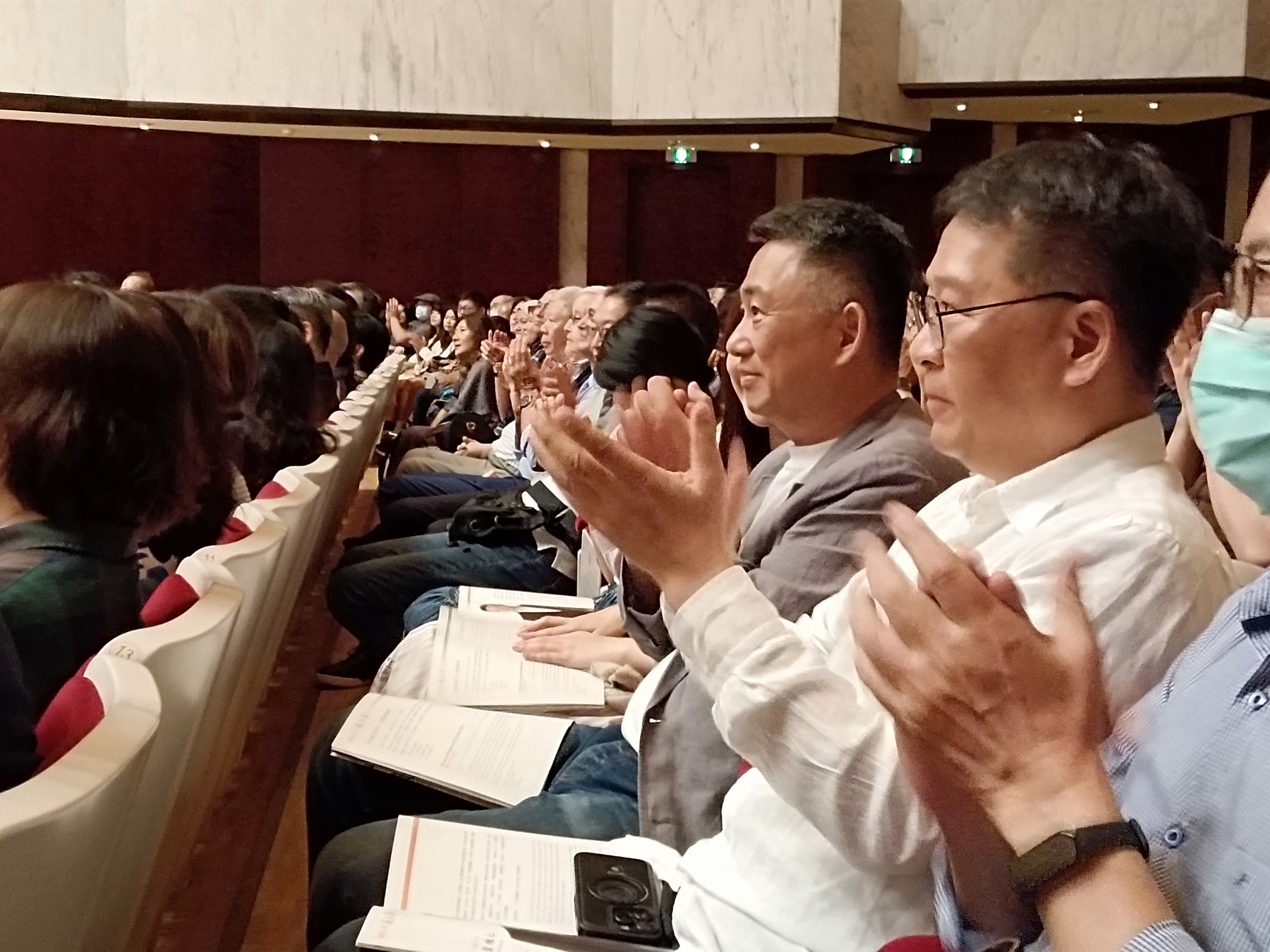 前金門縣長楊鎮浯（右三）偕同夫人聆聽孫聿瑩卓越的中阮演奏。（攝影∕記者鄭松維）