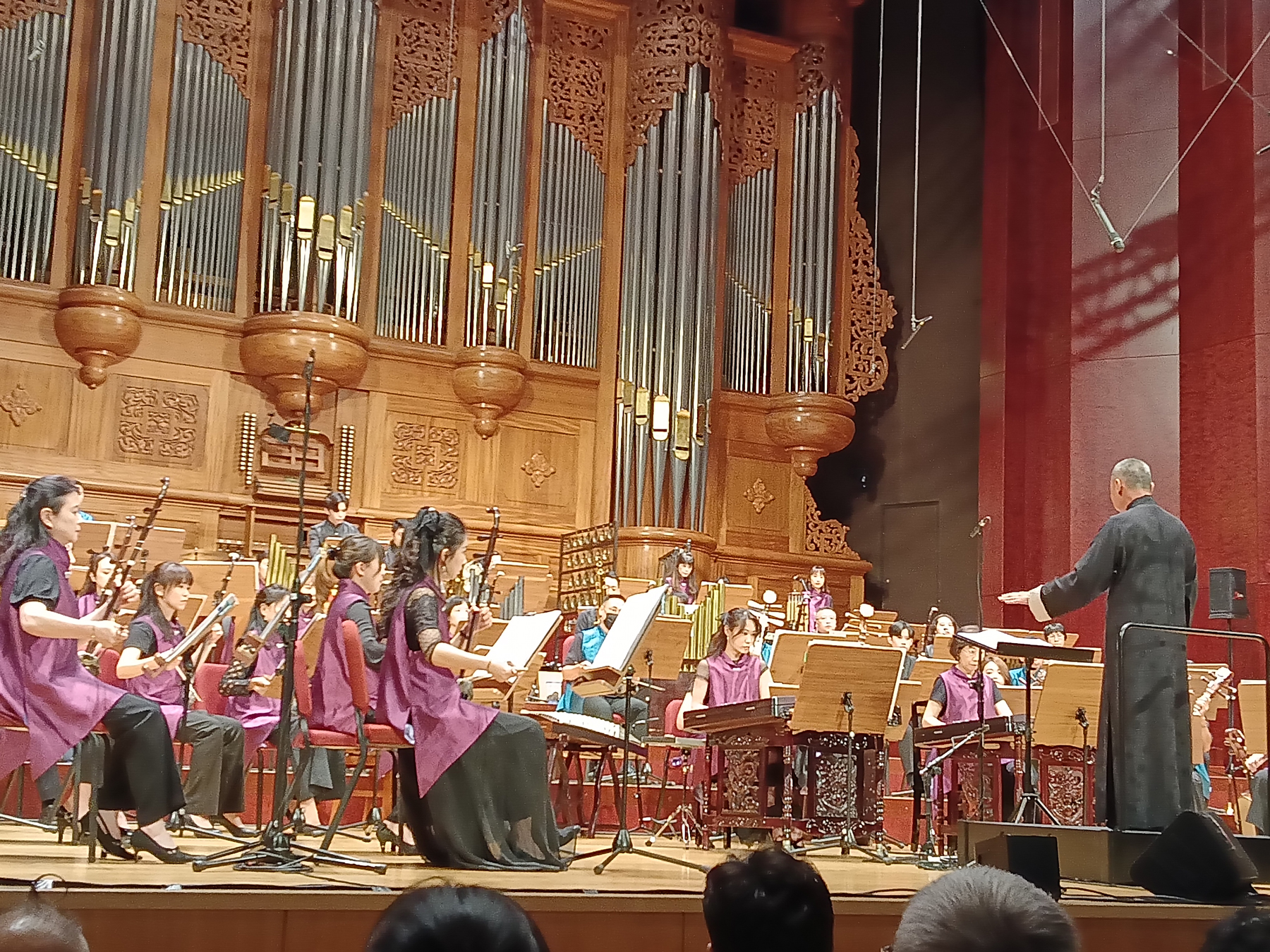 指揮家蘇文慶與臺灣國樂團合作演出悅耳動聽的曲目。（攝影∕記者鄭松維）