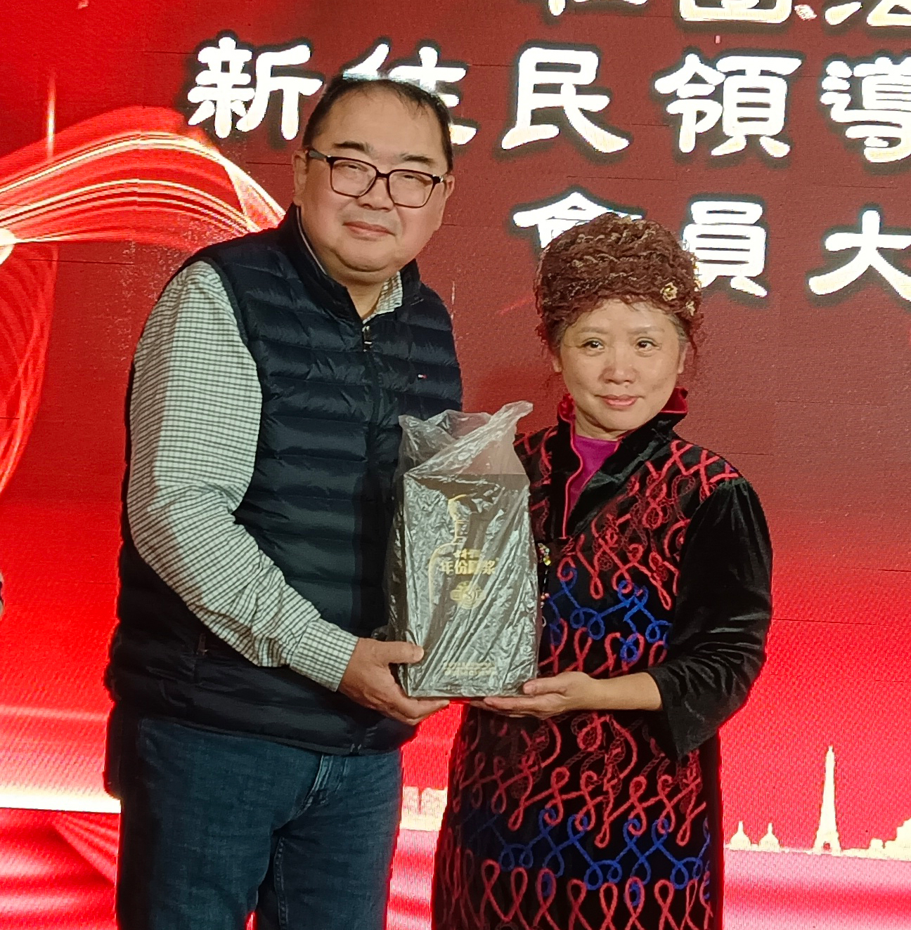 副總會長馬志剛（圖左）頒發獎品給中獎者。（攝影∕記者鄭松維）