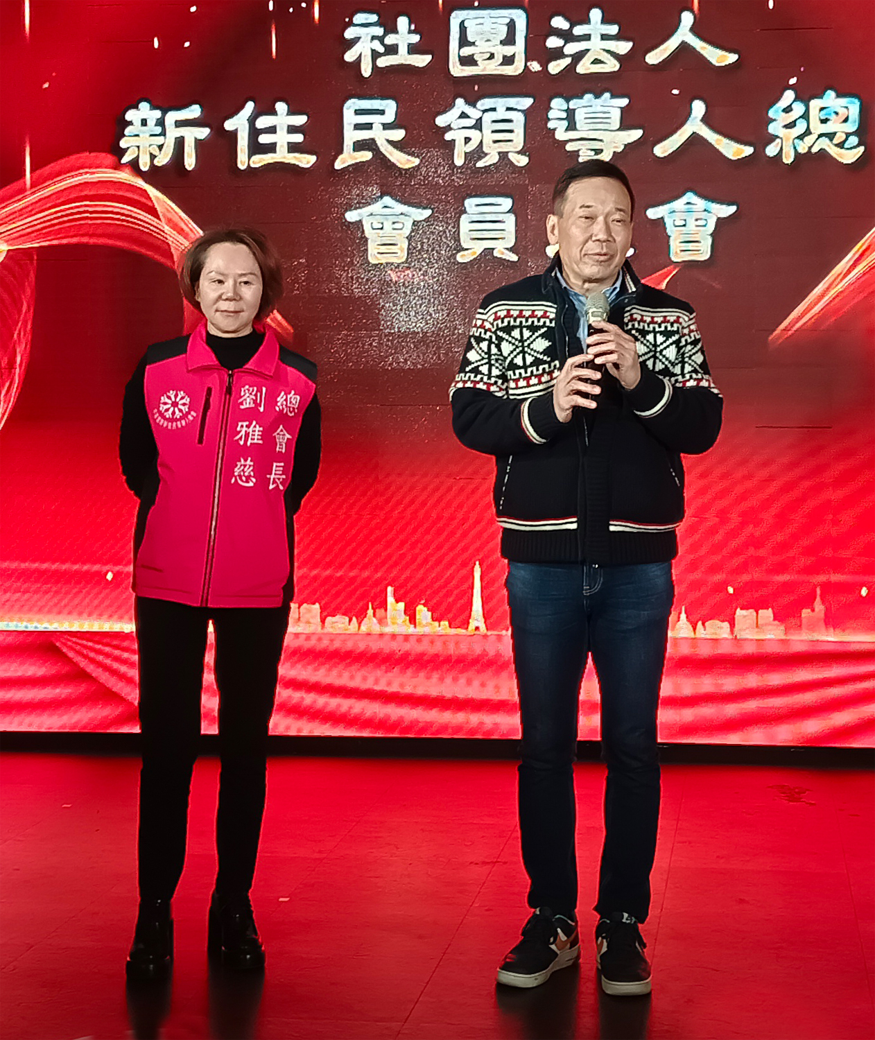 總會長劉雅慈邀請台北市議員鍾小平（圖右）上台致詞。（攝影∕記者鄭松維）
