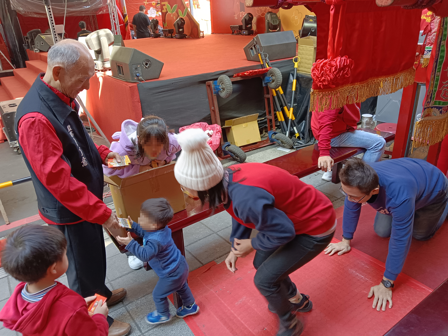 板橋慈惠宮舉辦躦轎腳領發財金活動。（攝影∕記者鄭松維）