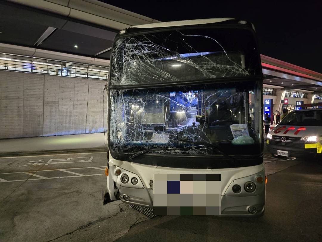 桃機第一航廈國道客運自撞　30國內外旅客輕傷送醫均已出院