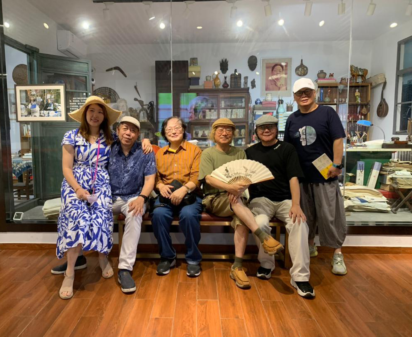 凌群（左3）與來自各地漫畫家交流。（圖片提供∕漫畫家凌群）