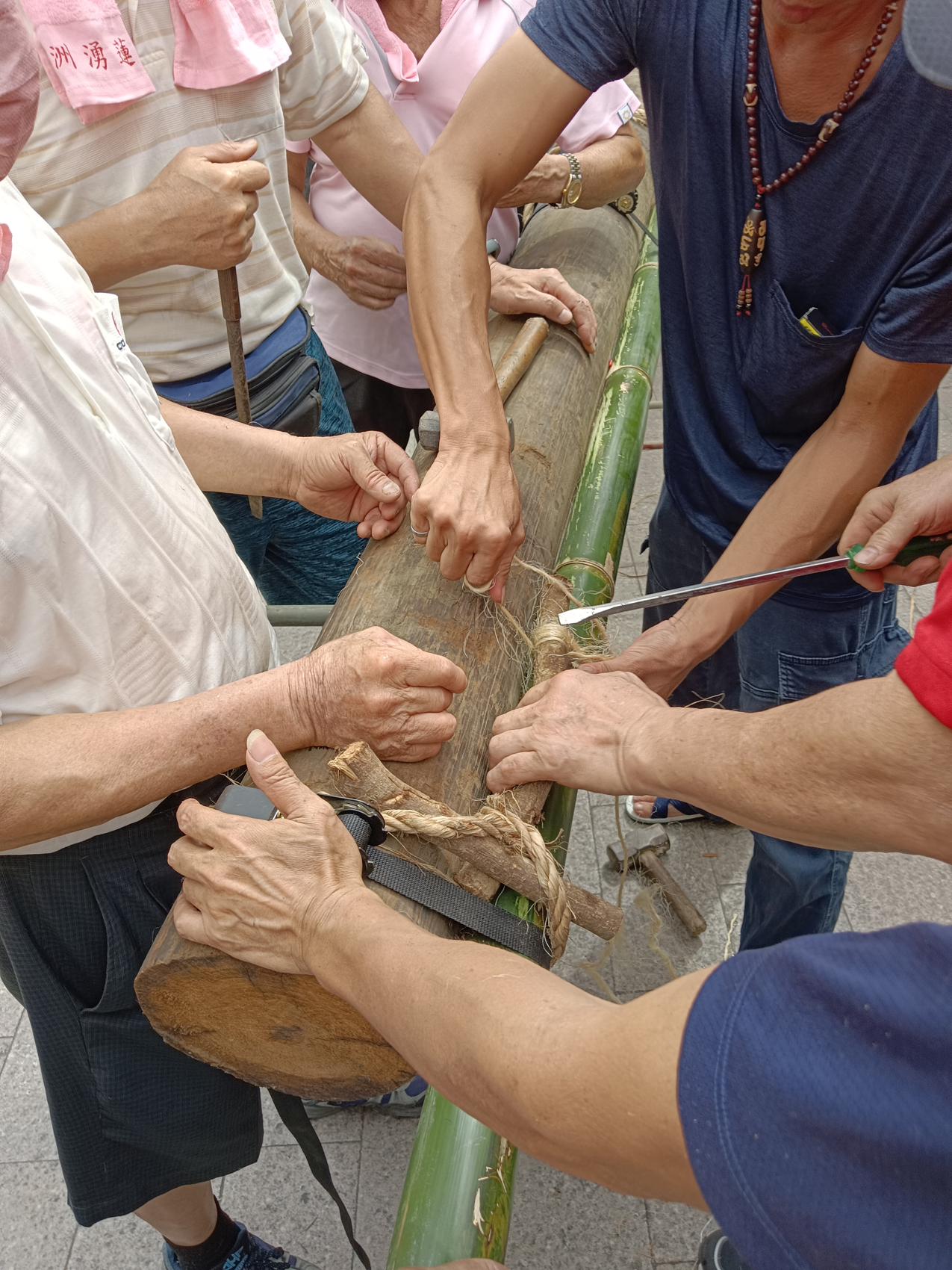 工作人員同心協力示範綁豎燈篙技藝。（攝影∕記者鄭松維）