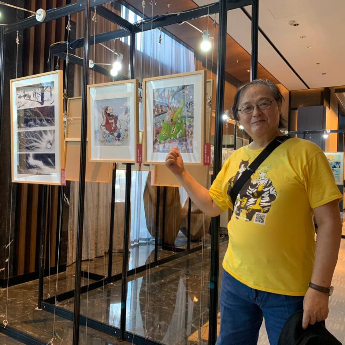 漫畫家凌群赴滬參加第五屆丁聰國際漫畫插畫大展。（圖片提供∕漫畫家凌群）
