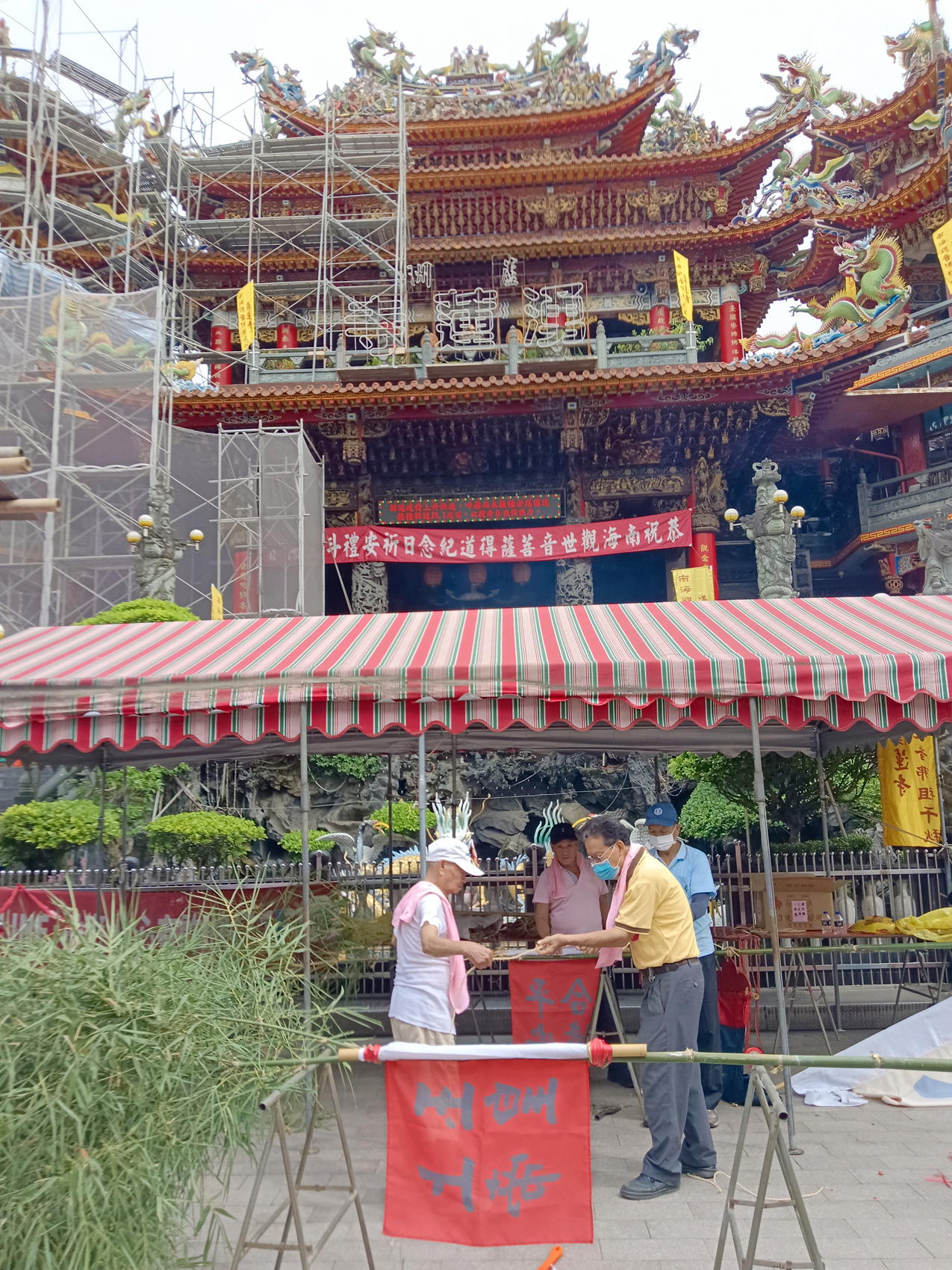 燈篙通常由數根竹竿組成，上面懸掛燈籠、旗幟等。（攝影∕記者鄭松維）