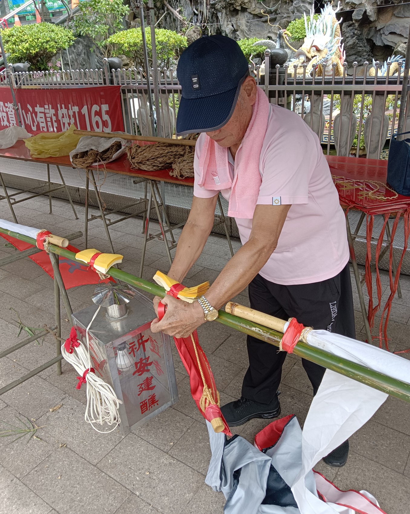 豎燈篙也代表著醮典的正式開始。（攝影∕記者鄭松維）