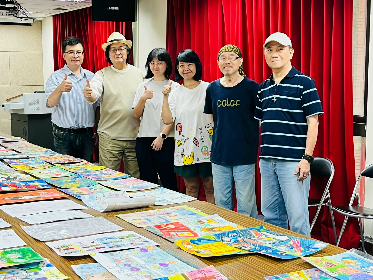 北市圖中崙分館許淑莉主任（左3）主持漫筆獎評審會議。（圖片提供∕北市圖中崙分館）