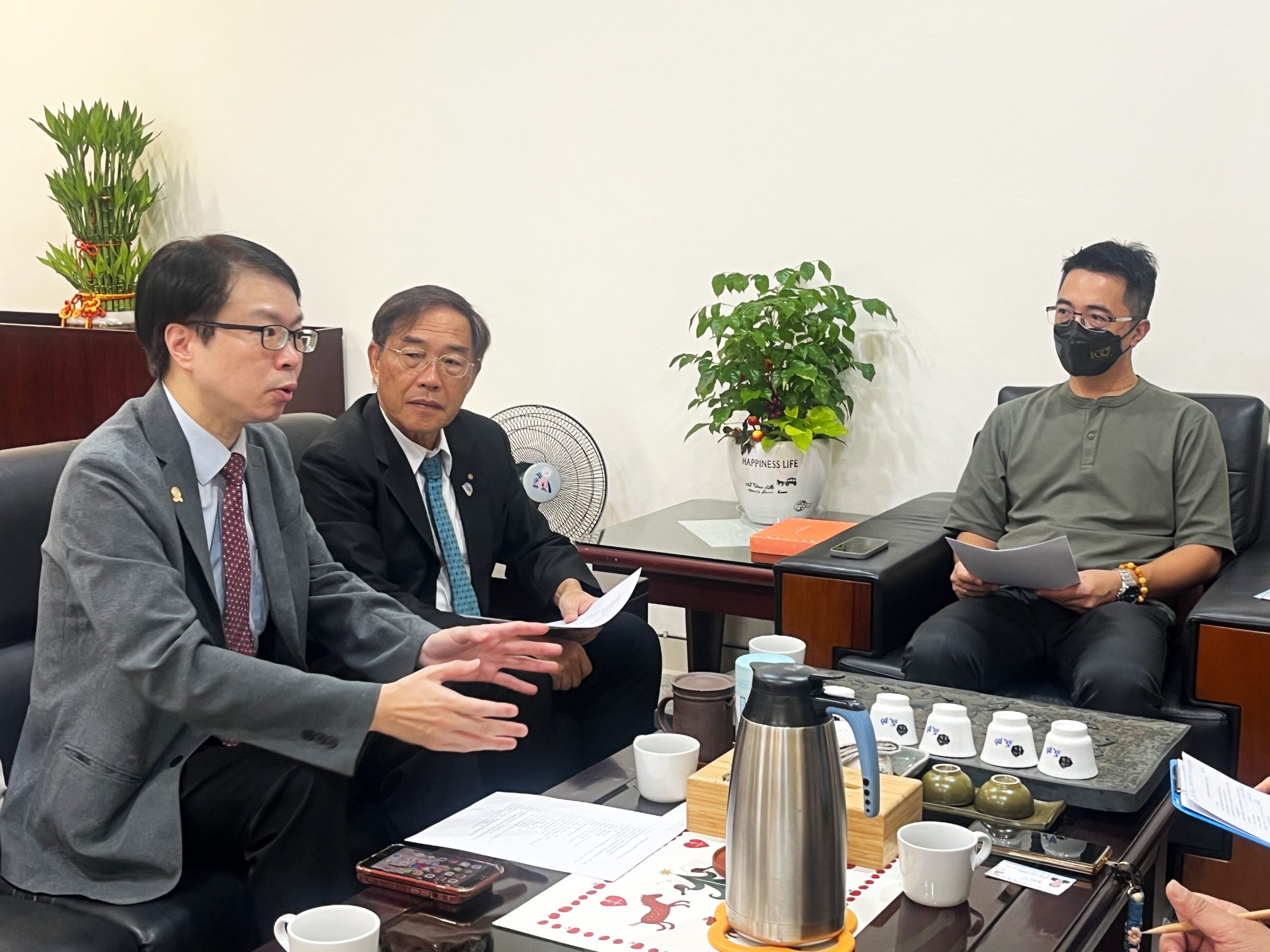 圖三：板橋扶輪社羅浚晅前社長(左)協同蔡居祥社長(中)與林建成校長(右)就校園輔導專案計畫進行溝通。(板橋扶輪社提供)