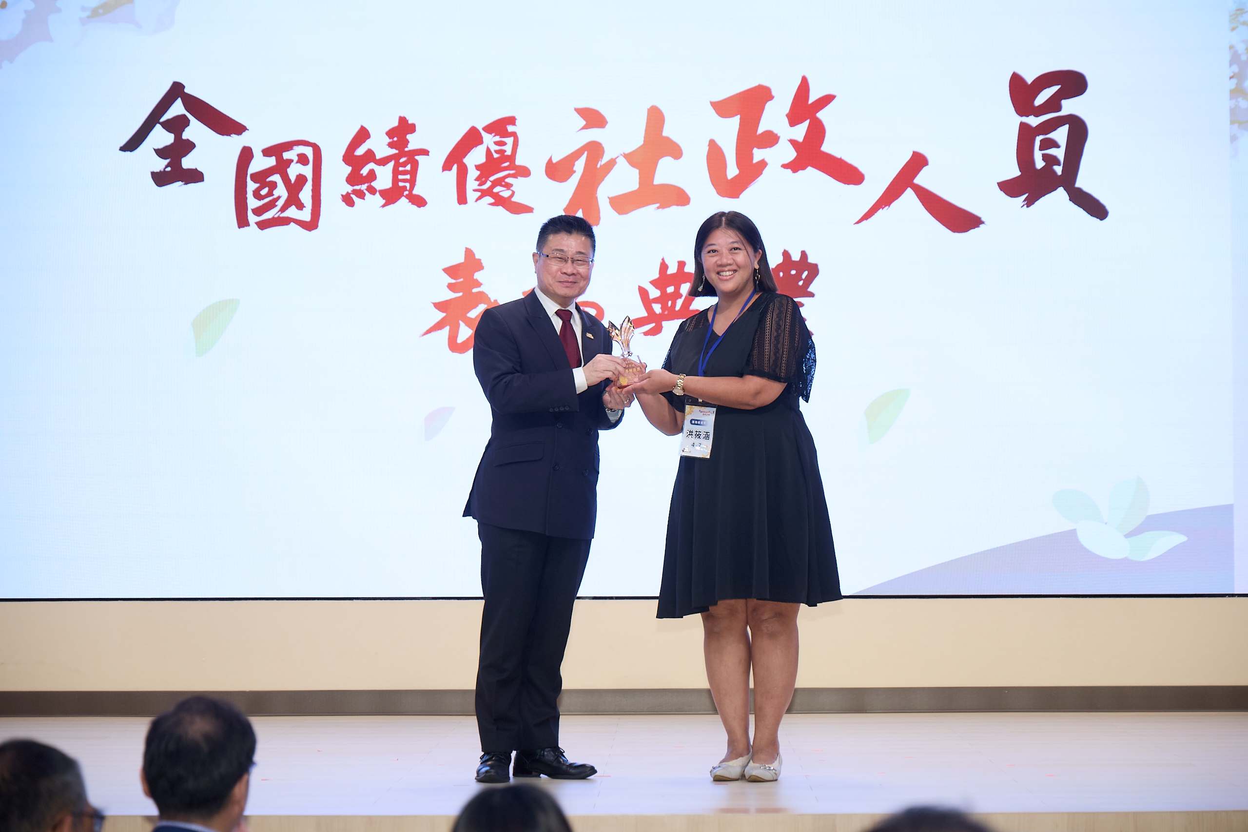 南市三位社政人員獲衛福部全國表揚 市長黃偉哲致贈花束表達敬意 南市三位社政人員獲衛福部全國表揚 市長黃偉哲致贈花束表達敬意