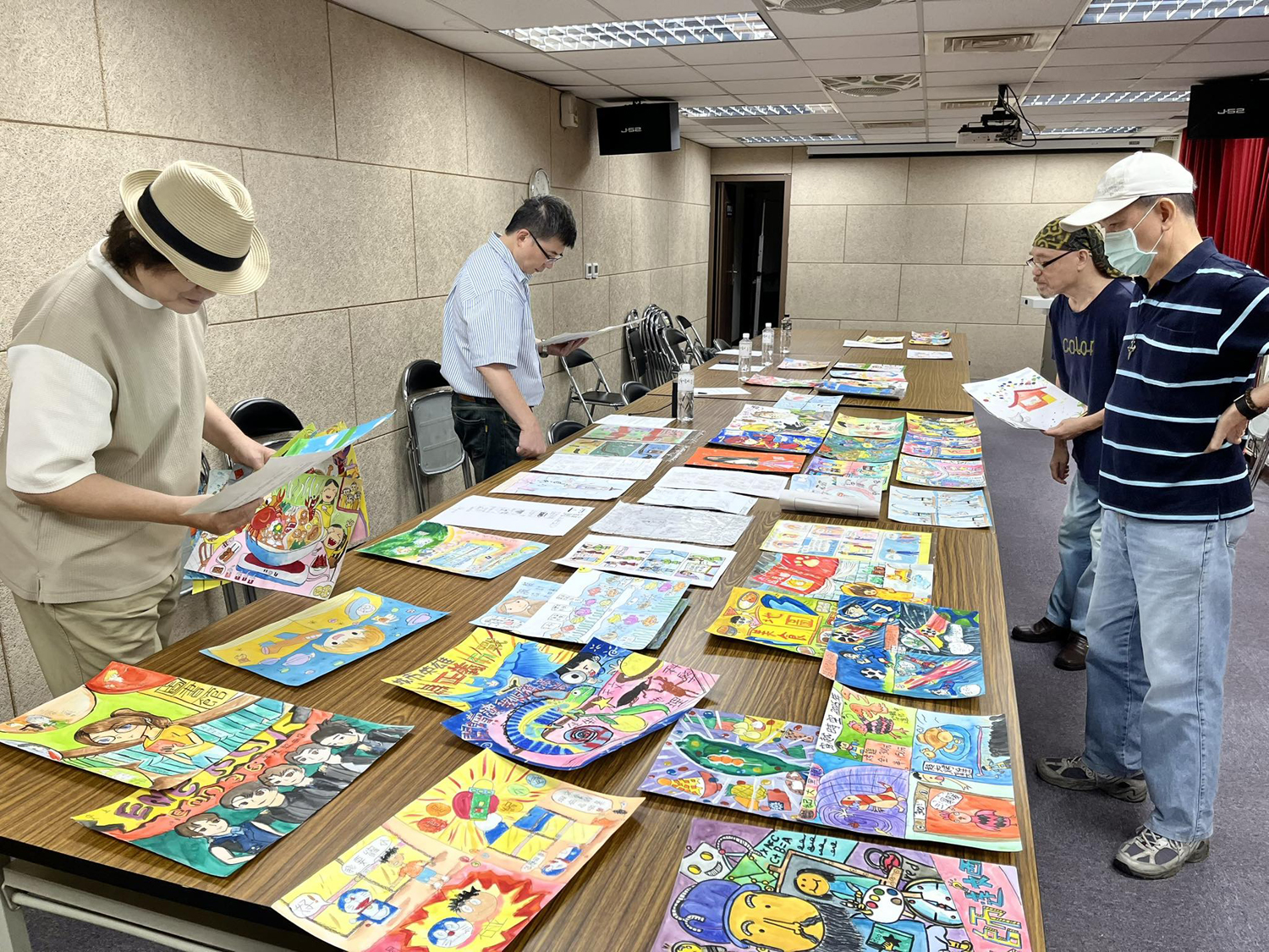 漫筆獎評審過程，作業公開、公平、公正，評選出優秀得獎作品。（圖片提供∕北市圖中崙分館）