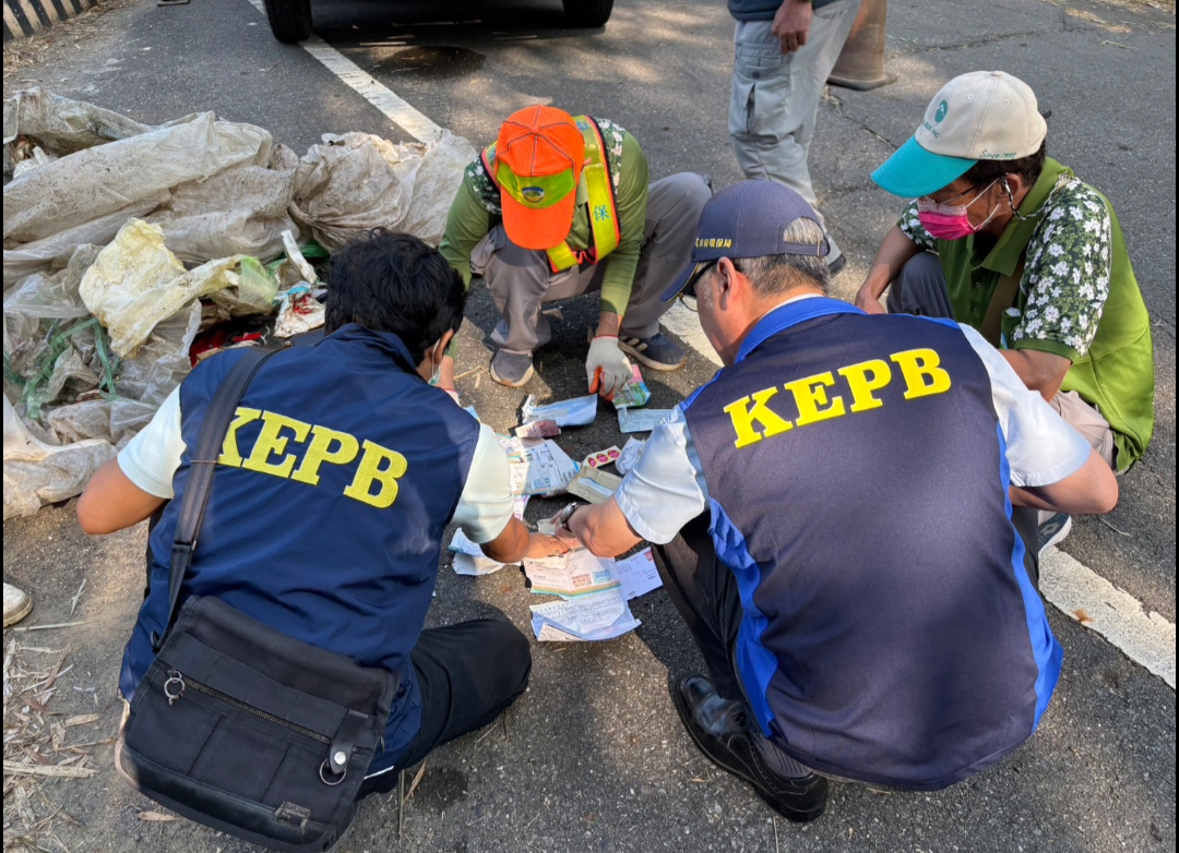 月世界山坡遭棄置大量垃圾 環保局立即動員清除並全面追查不法來源