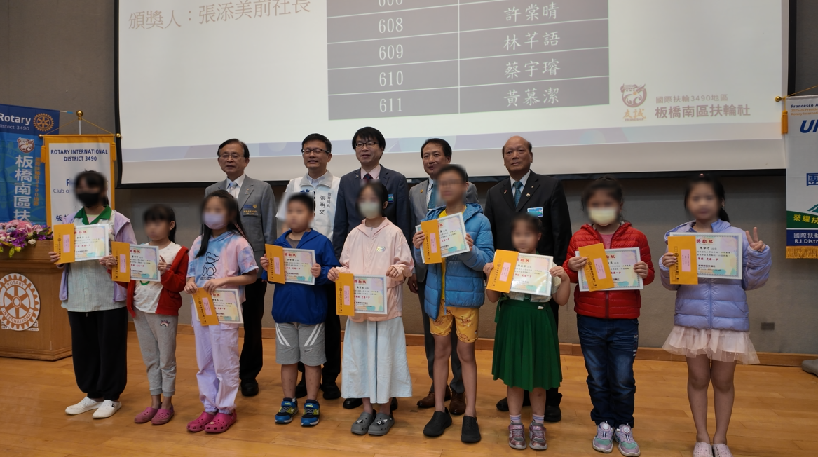 圖二：受獎學童開心合影。