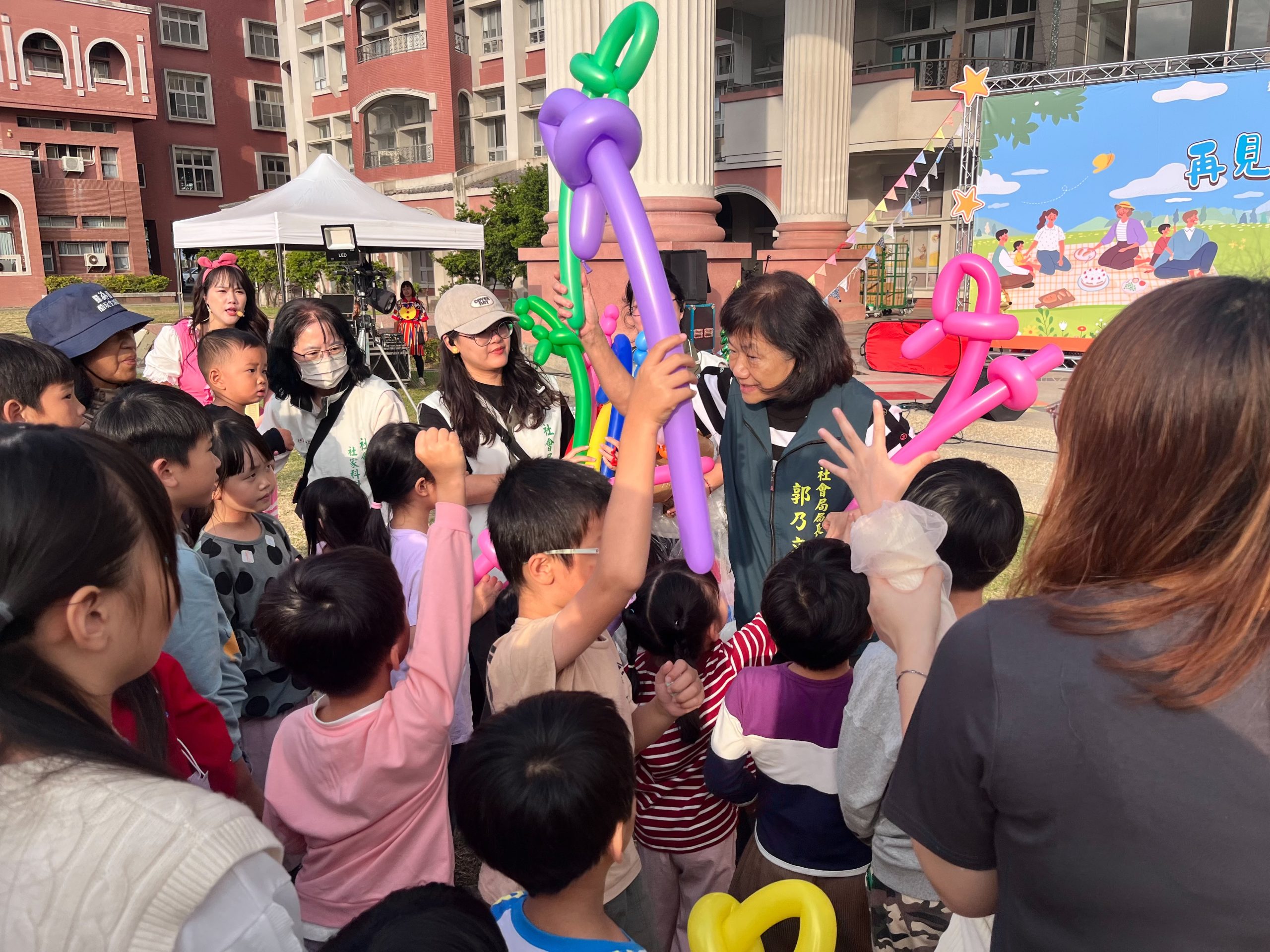 2025再見藍光.擁抱陽光—家庭草地野餐派對溫馨登場 市長黃偉哲邀市民共創健康數位生活 2025再見藍光.擁抱陽光—家庭草地野餐派對溫馨登場 市長黃偉哲邀市民共創健康數位生活