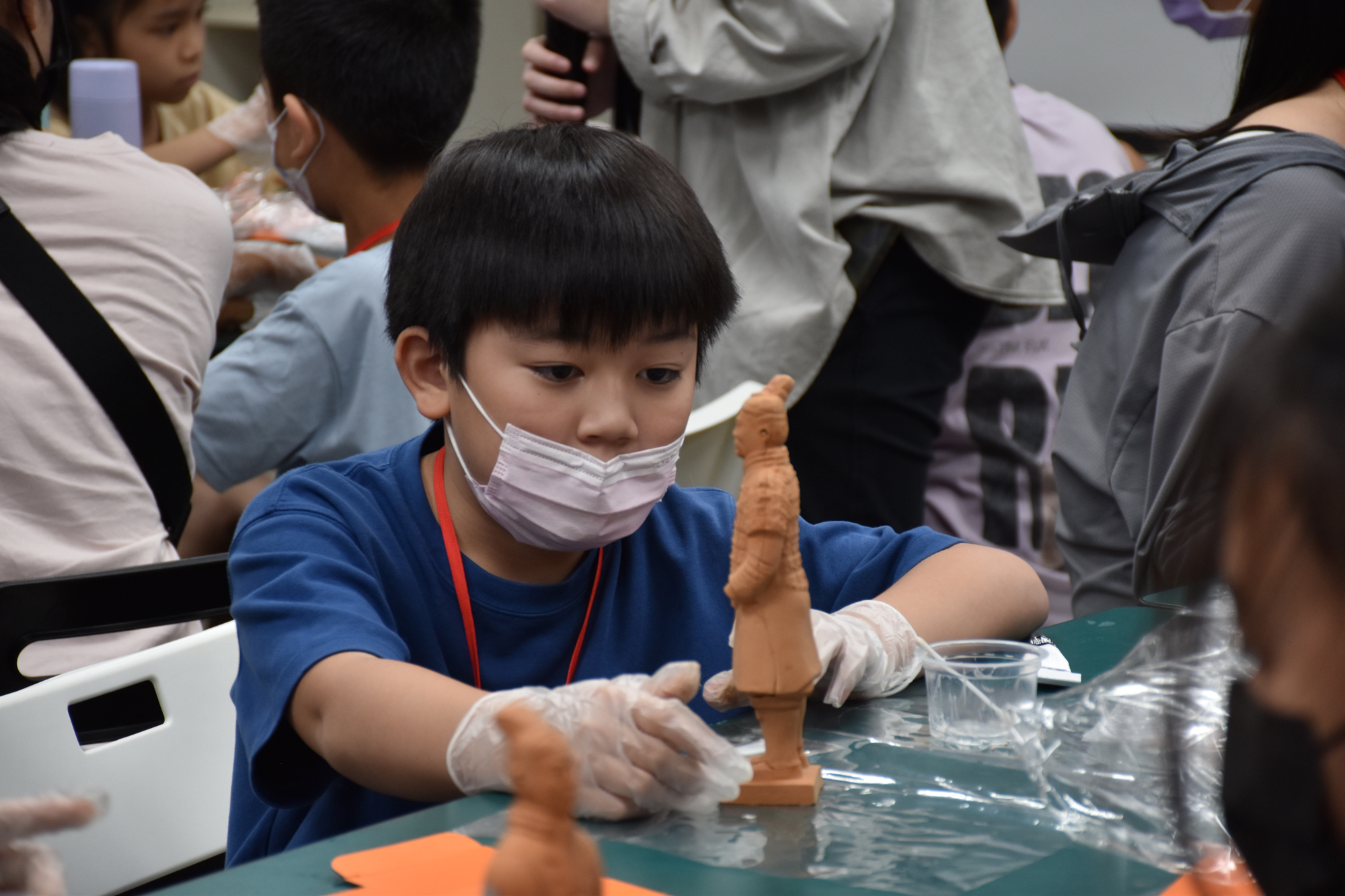 「修復工作坊」讓大小學員體驗兵馬俑修復的難度與樂趣（圖片提供∕中華翰維文化推廣協會）