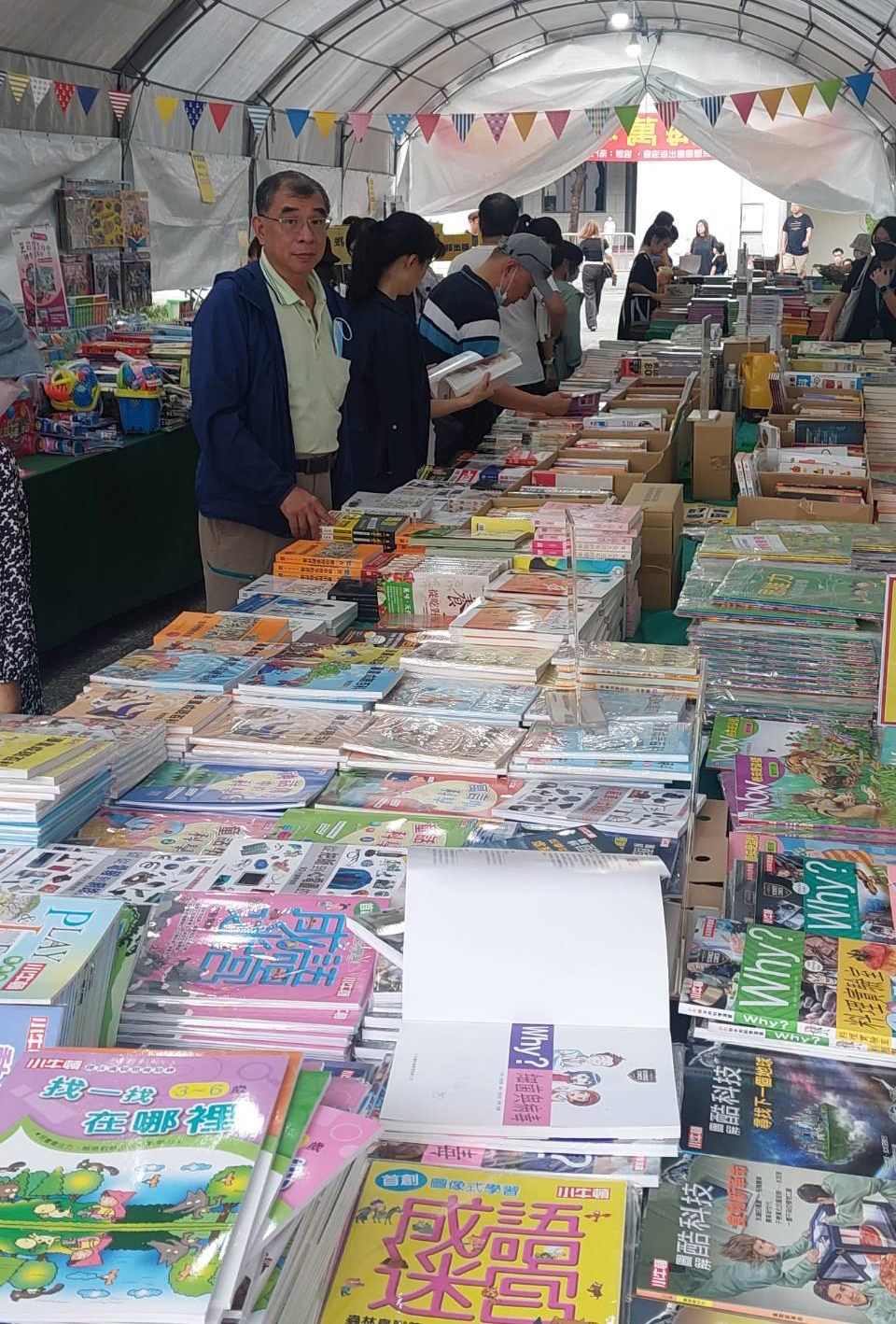 中華民國圖書出版事業協會楊蓮福理事長（左一）推廣閱讀風氣不遺餘力。（圖片提供∕臺灣版協）