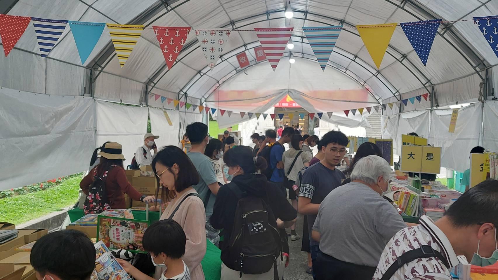 歷屆在中正紀念堂廣場舉辦的書展活動，深受愛書人的喜愛。（圖片提供∕臺灣版協）