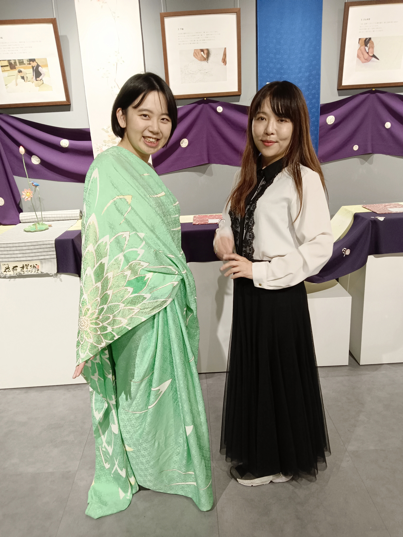 白木美保（圖右）展示模特田林佳純身著的手工精作布料，盡顯傳統工藝的細膩與溫度。（攝影∕記者鄭松維）