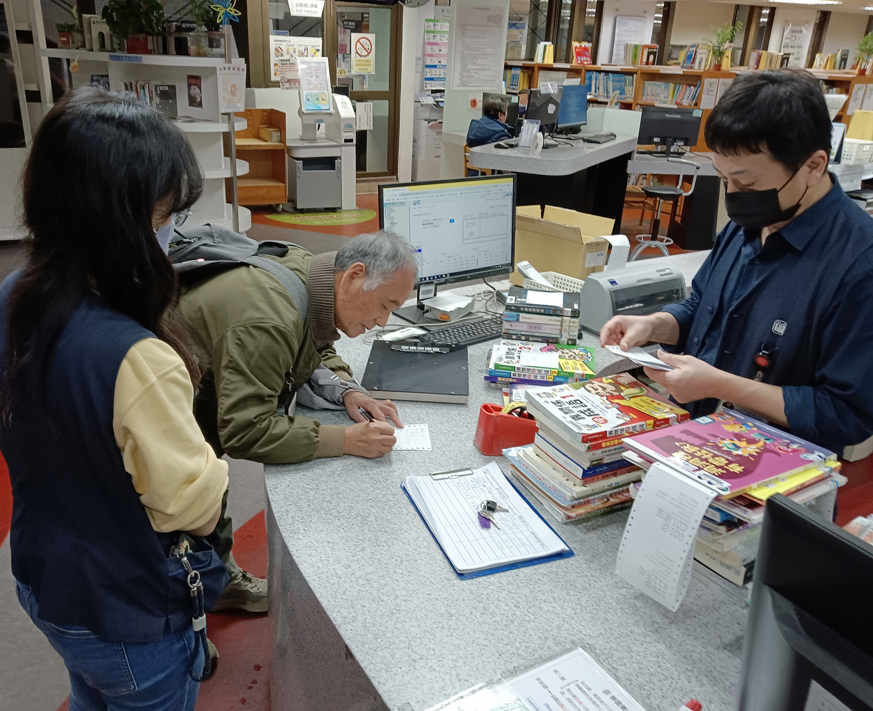 中崙圖書館難得有前輩漫畫家前來探詢國立編譯館移交典藏的老漫畫叢書，館方請猴哥留下聯絡方式，俾利授權事宜。（攝影∕記者鄭松維）