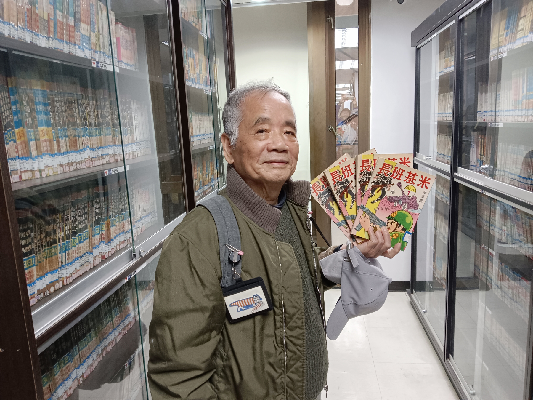 漫畫家猴哥（謝金塗）在台北市中崙圖書館看到57年前的著作《米基班長》。（攝影∕記者鄭松維）