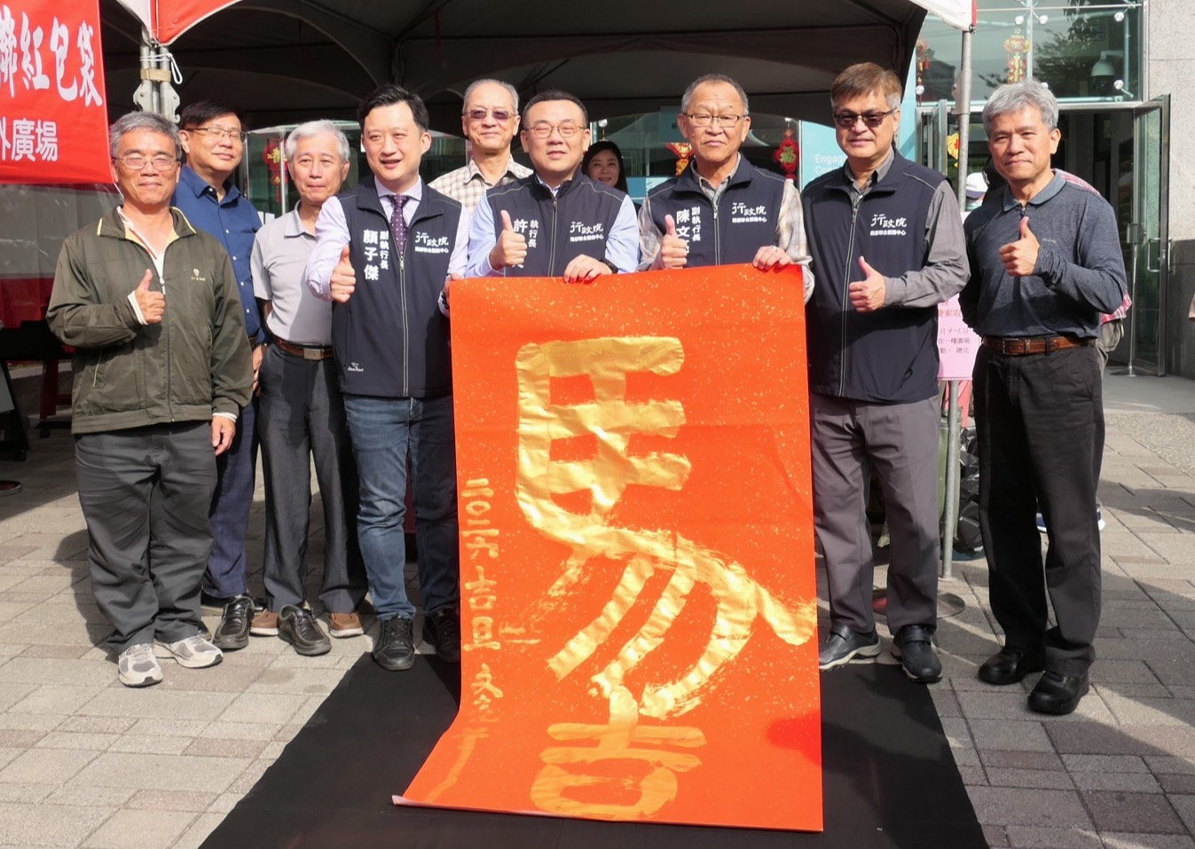 南服中心名家揮毫贈春聯　拓印宮娥門神祈福迎馬年