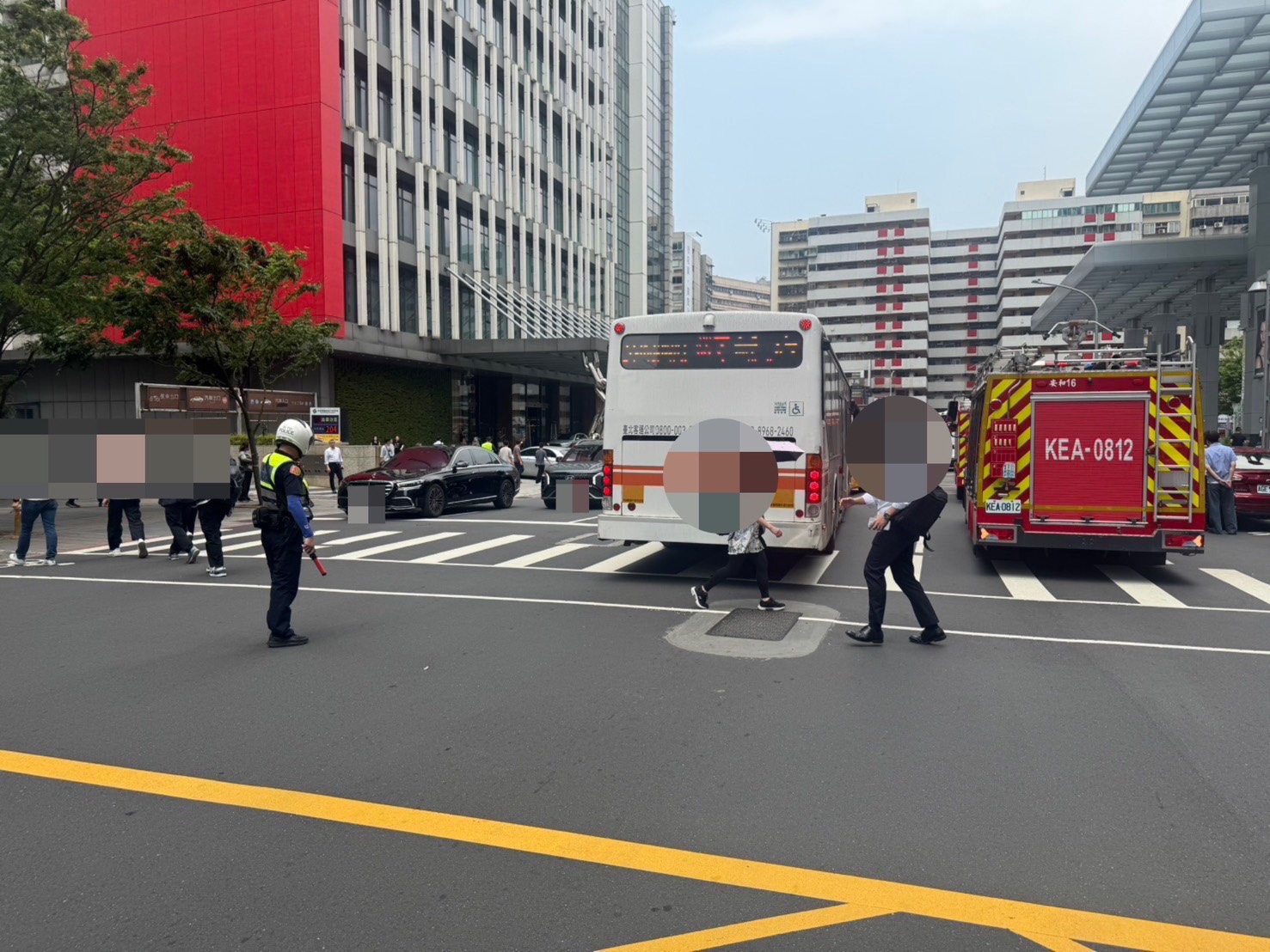 北市信義微風46樓餐廳火警 疏散三百多人5民眾輕傷 北市信義微風46樓餐廳火警 疏散三百多人5民眾輕傷