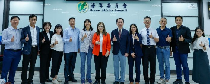 海洋委員會管碧玲主任委員與國立高雄科技大學吳忠信校長率領團隊合影(左起依序為海洋_
